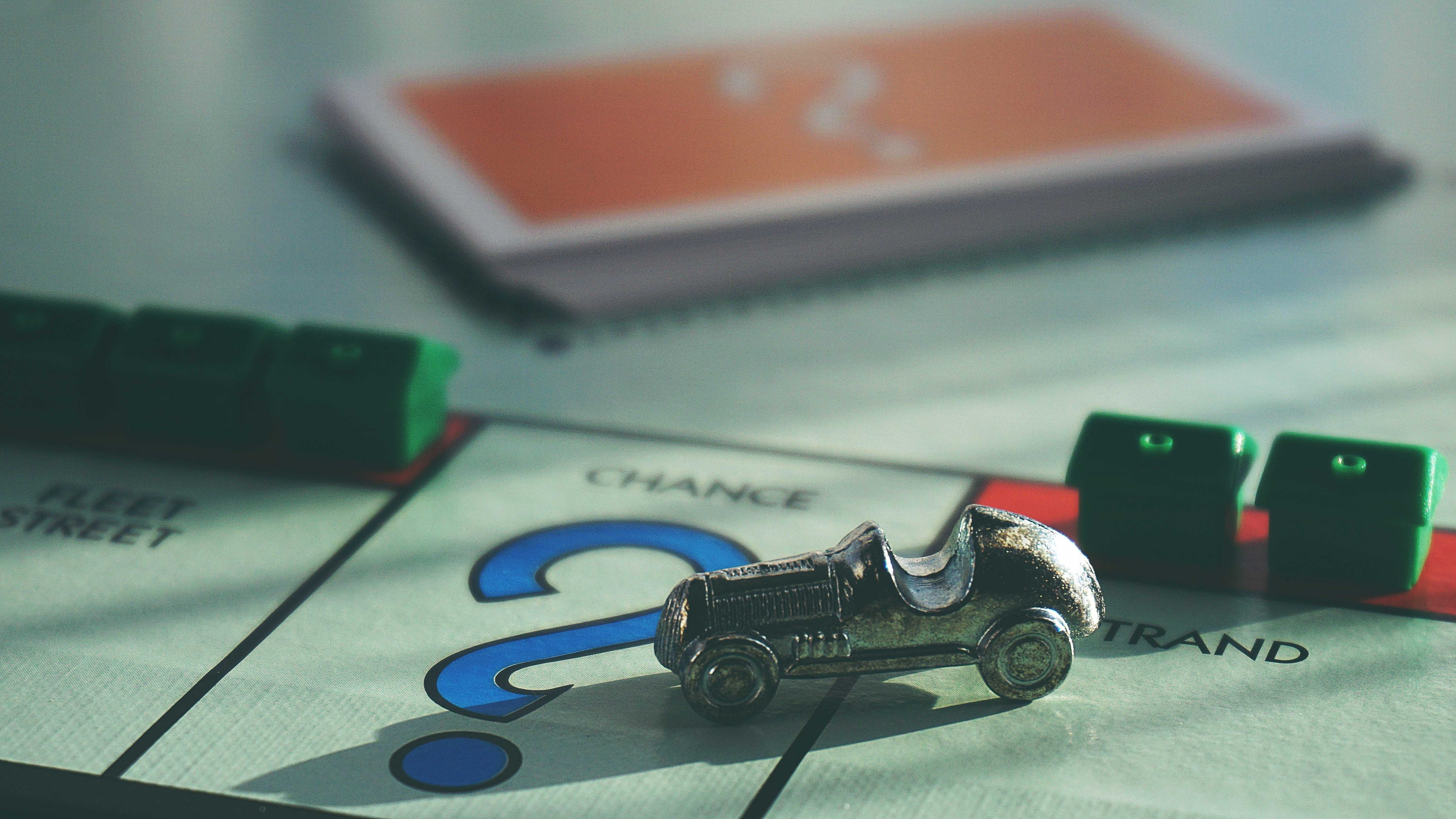 Una pedina su un tabellone del Monopoly.